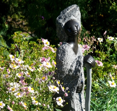Zimsculpt among Japanese Anemones